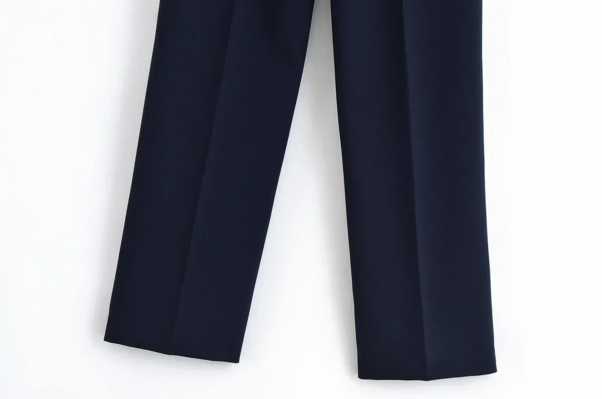 Conjunto Feminino Versátil – Blusa Básica com Recortes e Calça Reta Cintura Alta