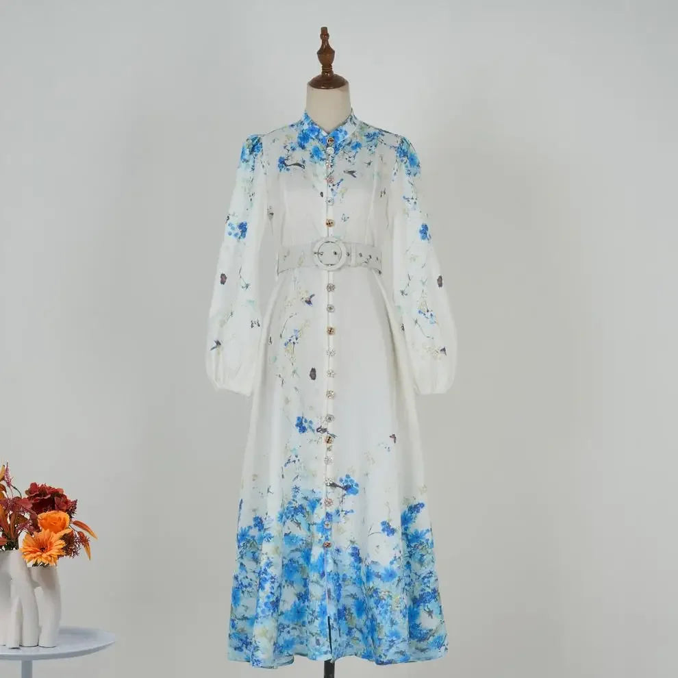 Vestido Azul Floral com Gola Alta e Cintura Império – Elegância Atemporal