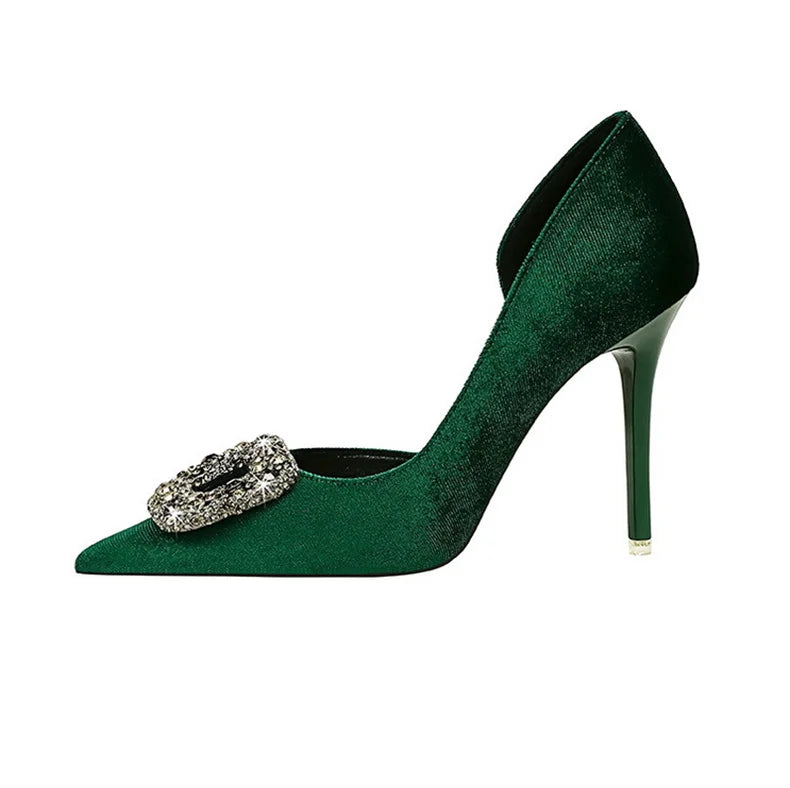 Scarpin Luxo – Salto Super Alto, Bico Fino, Detalhe Lateral Vazado, Fivela com Cristais em Veludo