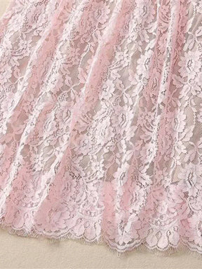 Vestido com Bordado Delicado – Decote Redondo, Manga Curta, Cintura Alta, Detalhes Vazados e Aplicações de Strass