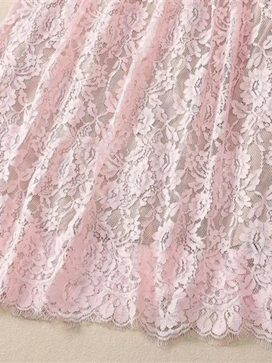 Vestido com Bordado Delicado – Decote Redondo, Manga Curta, Cintura Alta, Detalhes Vazados e Aplicações de Strass