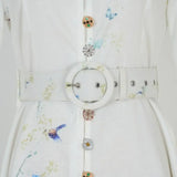 Vestido Azul Floral com Gola Alta e Cintura Império – Elegância Atemporal