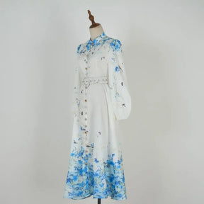 Vestido Azul Floral com Gola Alta e Cintura Império – Elegância Atemporal