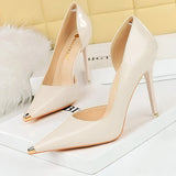 Scarpin – Salto Fino em Verniz Preto, Bico Fino Metalizado e Elegante