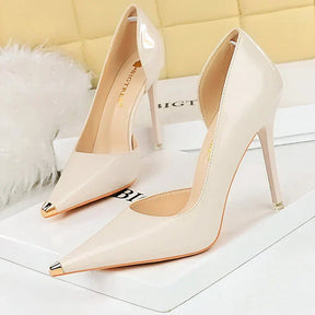 Scarpin – Salto Fino em Verniz Preto, Bico Fino Metalizado e Elegante