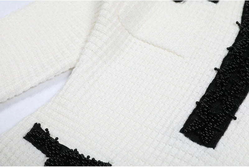 Vestido Bicolor – Decote V, Manga Longa, Slim Fit com Bolsos Bordados