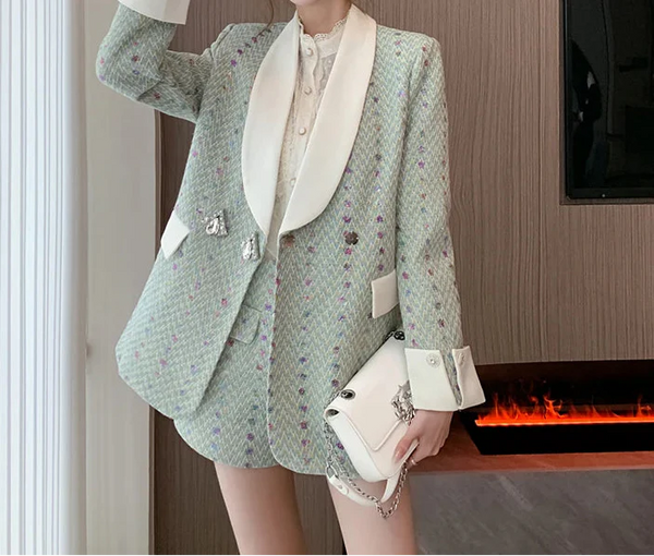 Conjunto Blazer com Paetês e Shorts – Design Color Block com Botões de Strass