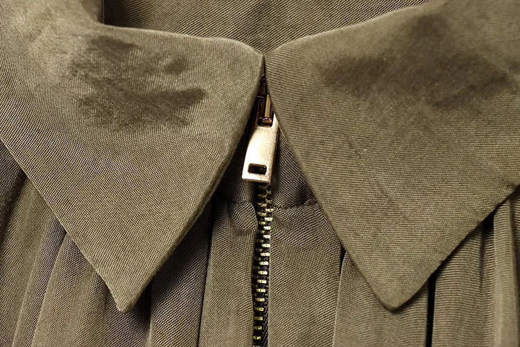 Jaqueta Bomber em Cetim Leve – Zíper Frontal e Detalhe Plissado, Casual e Elegante