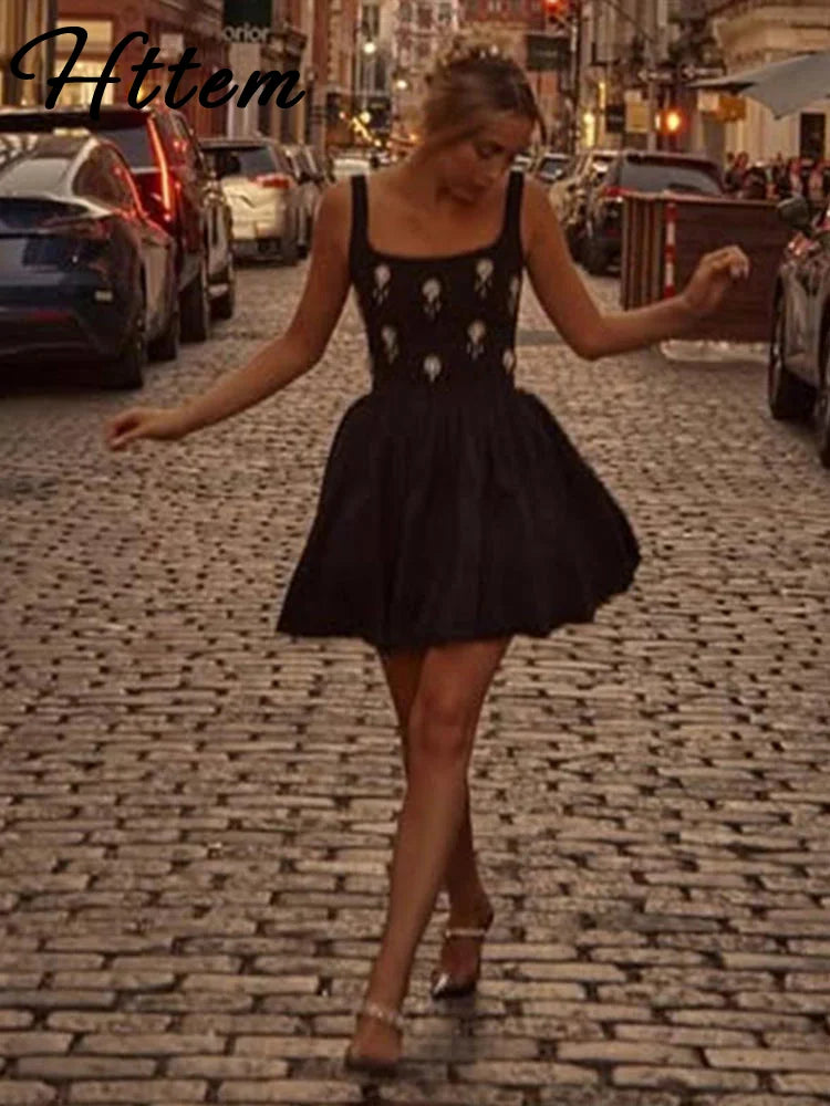 Conjunto Elegante de Top Halter com Flor de Strass e Saia de Cintura Alta