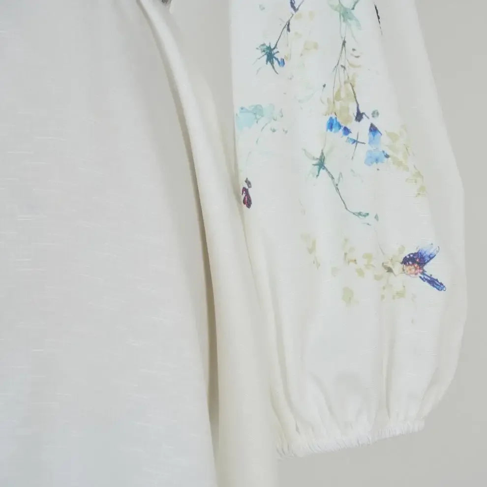 Vestido Azul Floral com Gola Alta e Cintura Império – Elegância Atemporal