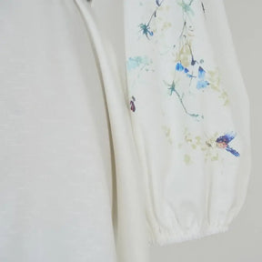 Vestido Azul Floral com Gola Alta e Cintura Império – Elegância Atemporal