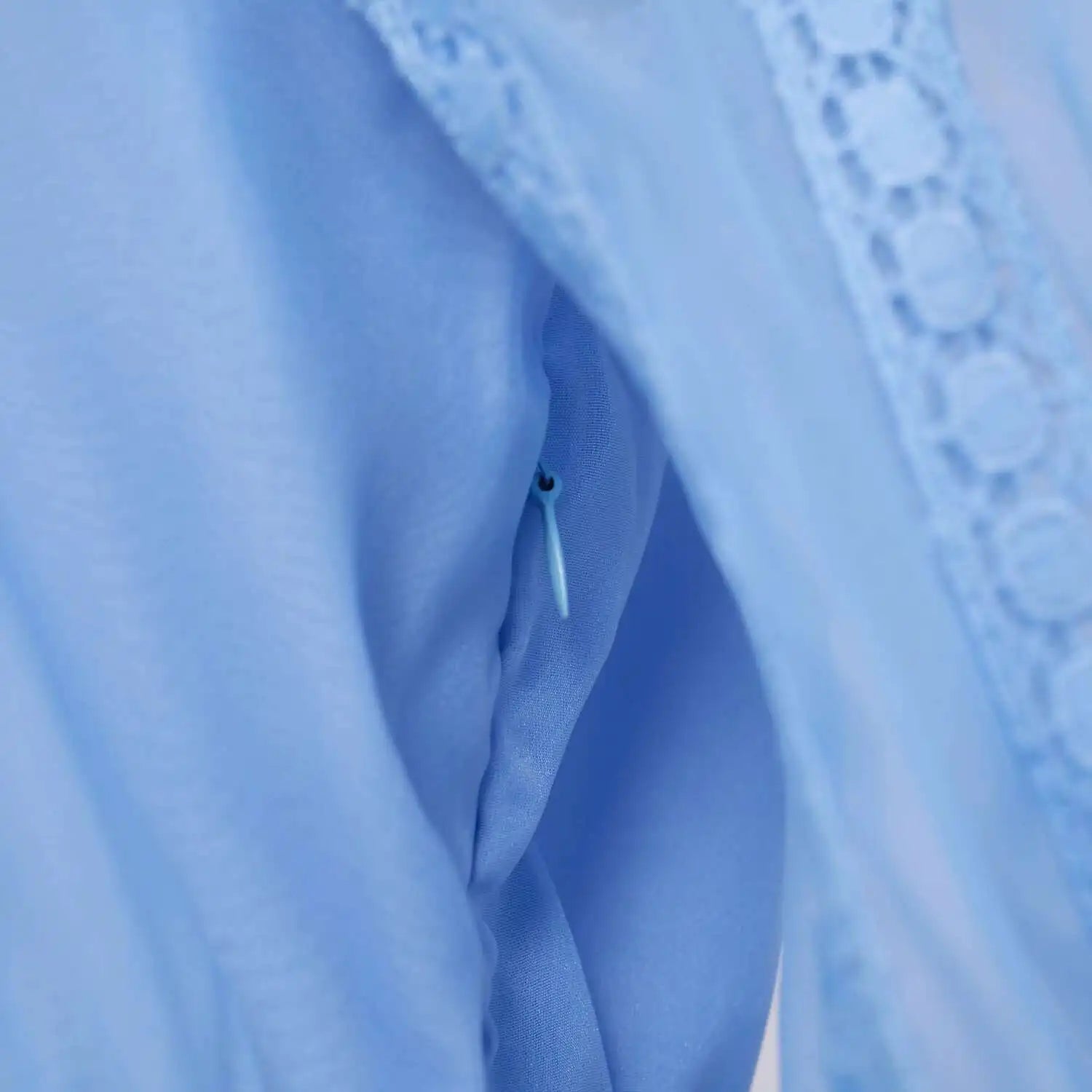 Vestido Longo com Bordado em Renda – Elegância Modesta