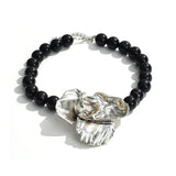 Colar Choker – Flor Grande, Contas de Resina Douradas,