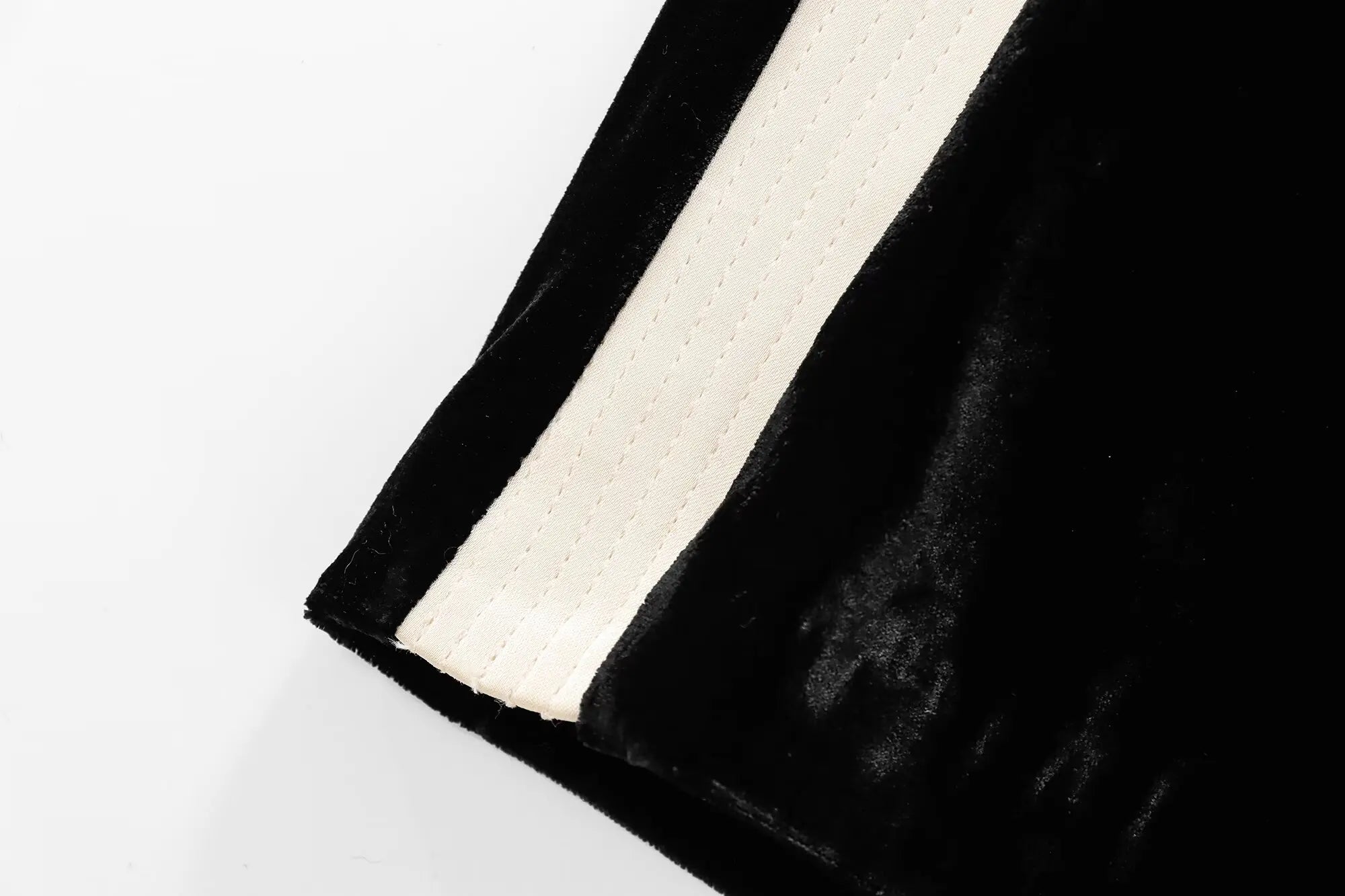 Conjunto em Veludo com Camisa de Manga Longa e Calça – Design Elegante com Detalhes Laterais