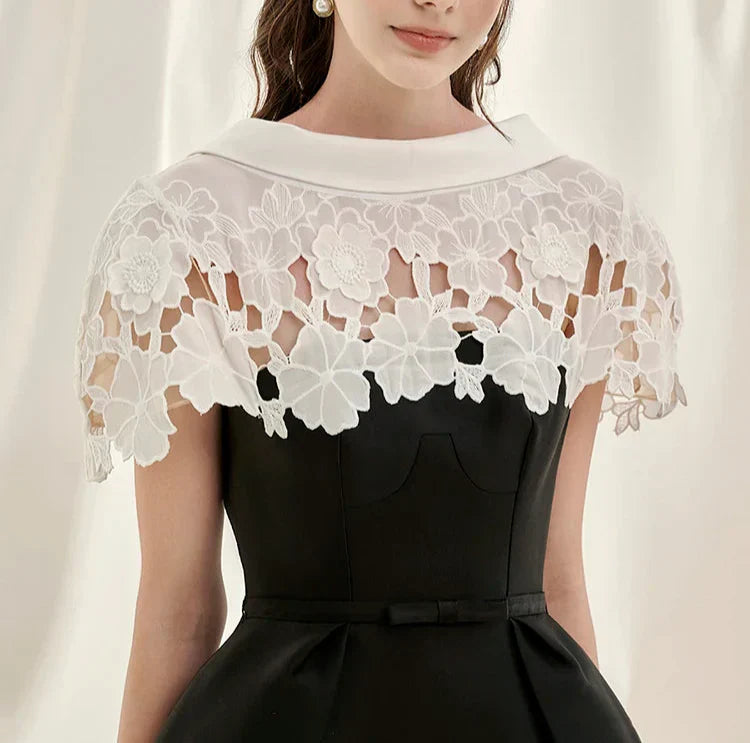 Vestido Couture em Renda  – Modelo Sem Costas com Recortes em Patchwork e Cintura Alta Esculpida