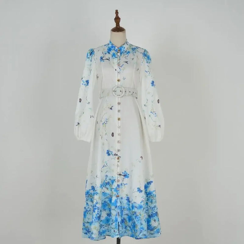 Vestido Azul Floral com Gola Alta e Cintura Império – Elegância Atemporal