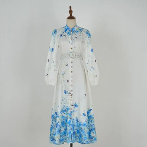 Vestido Azul Floral com Gola Alta e Cintura Império – Elegância Atemporal