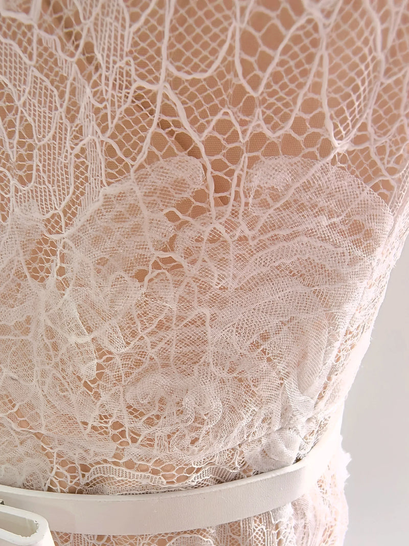 Vestido Longo – Luxo, Bordado em Renda, Detalhes com Diamantes e Cristais, Manga Curta Transparente, Modelo Midi