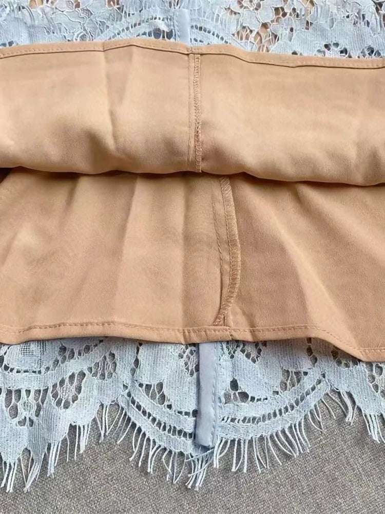 Vestido Curto Azul de Renda – Elegante, Bordado na Gola com Pérolas e Modelagem Slim