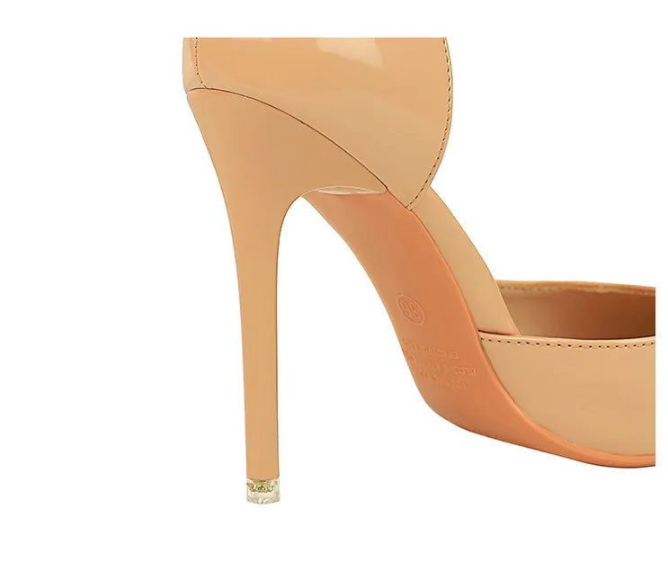 Scarpin – Salto Fino em Verniz Preto, Bico Fino Metalizado e Elegante