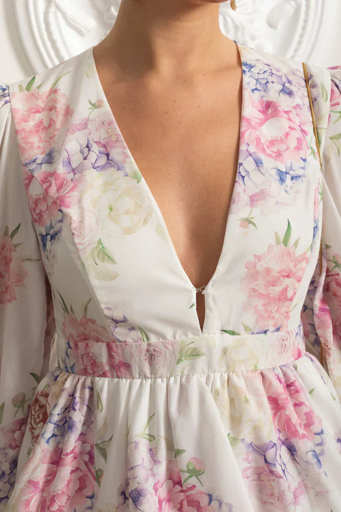 Vestido Curto Estampado – Decote V, Manga Bufante Lanterna e Saia em Camadas Estilo Cake, Cintura Império