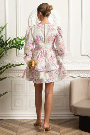 Vestido Curto Estampado – Decote V, Manga Bufante Lanterna e Saia em Camadas Estilo Cake, Cintura Império