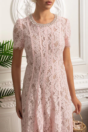 Vestido com Bordado Delicado – Decote Redondo, Manga Curta, Cintura Alta, Detalhes Vazados e Aplicações de Strass