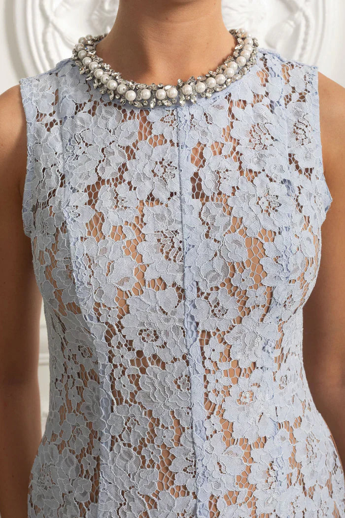 Vestido Curto Azul de Renda – Elegante, Bordado na Gola com Pérolas e Modelagem Slim