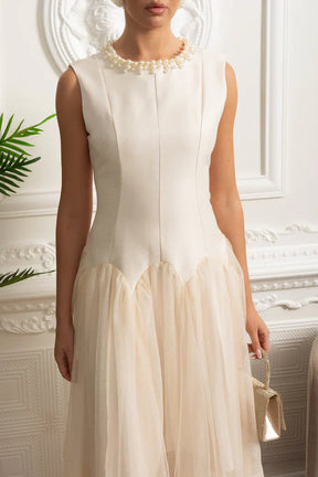 Vestido Midi – Decote Redondo, Sem Mangas, Cintura Alta, Detalhes Bordados