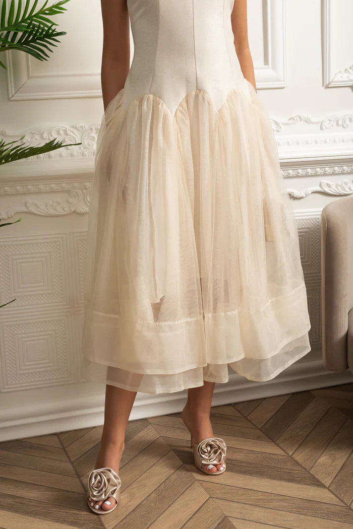 Vestido Midi – Decote Redondo, Sem Mangas, Cintura Alta, Detalhes Bordados