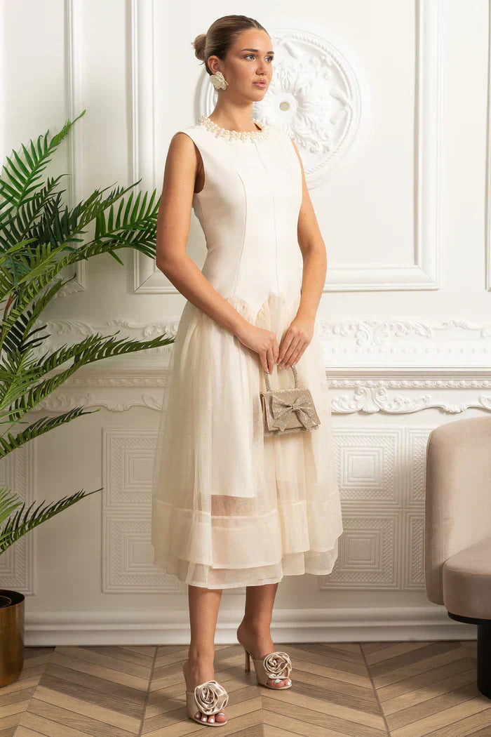 Vestido Midi – Decote Redondo, Sem Mangas, Cintura Alta, Detalhes Bordados