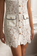 Vestido Mini – Branco com Renda Floral, Elegante, Manga Curta, Colarinho Clássico e Fechamento de Botão Único