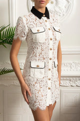 Vestido Mini – Branco com Renda Floral, Elegante, Manga Curta, Colarinho Clássico e Fechamento de Botão Único