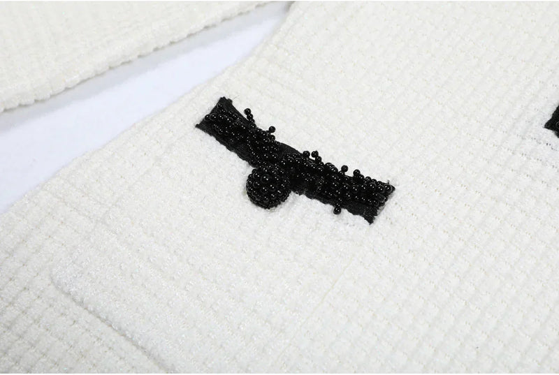 Vestido Bicolor – Decote V, Manga Longa, Slim Fit com Bolsos Bordados