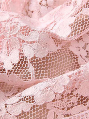 Vestido com Bordado Delicado – Decote Redondo, Manga Curta, Cintura Alta, Detalhes Vazados e Aplicações de Strass