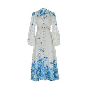 Vestido Azul Floral com Gola Alta e Cintura Império – Elegância Atemporal