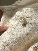 Conjunto de Tweed com Pedrarias – Blazer com Decote V e Saia Plissada de Cintura Alta