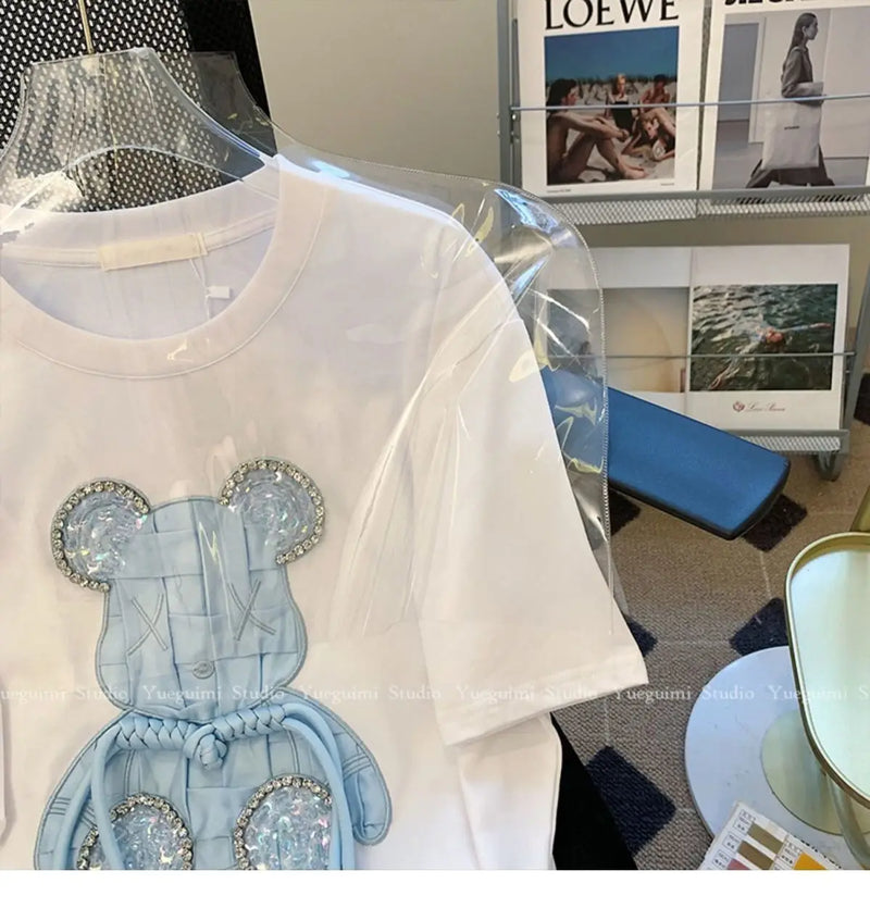 Camiseta com Bordado e Aplicações – Estilo Casual em Algodão Premium