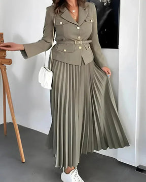 Conjunto Elegante com Casaco Alongado e Saia Plissada – Sofisticação em Dois Tempos