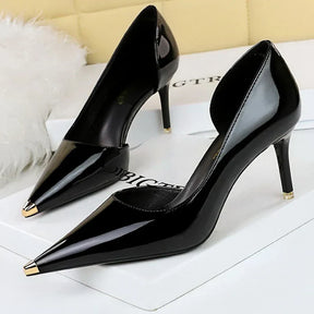 Scarpin – Salto Fino em Verniz Preto, Bico Fino Metalizado e Elegante