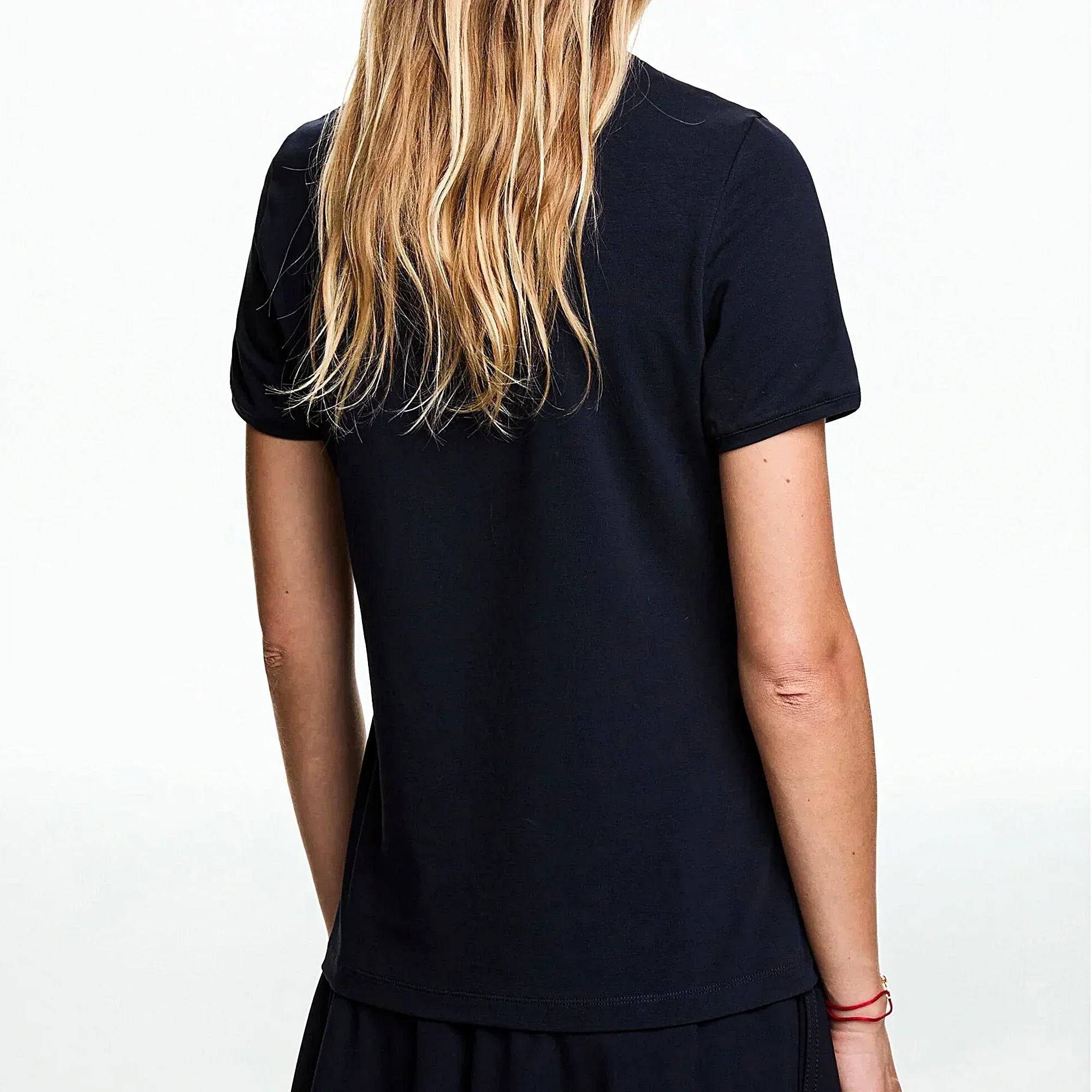 Camiseta – Manga Curta, Decote Redondo, Algodão, Bordado Floral, Casual e Confortável