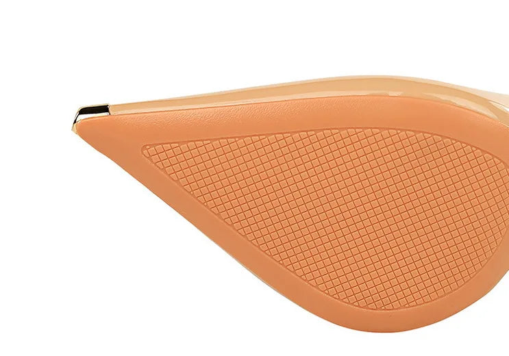 Scarpin – Salto Fino em Verniz Preto, Bico Fino Metalizado e Elegante