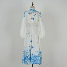 Vestido Azul Floral com Gola Alta e Cintura Império – Elegância Atemporal