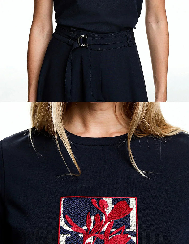 Camiseta – Manga Curta, Decote Redondo, Algodão, Bordado Floral, Casual e Confortável