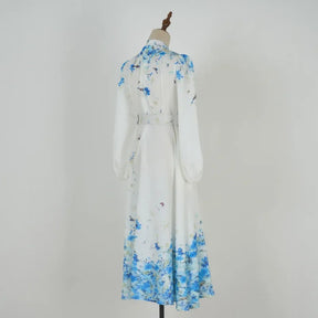 Vestido Azul Floral com Gola Alta e Cintura Império – Elegância Atemporal