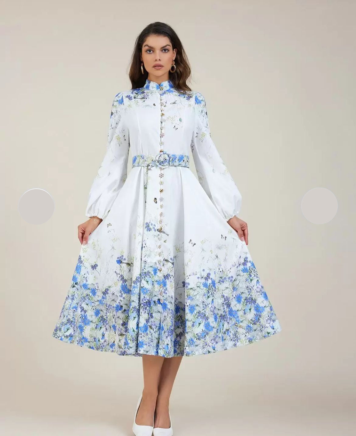 Vestido Azul Floral com Gola Alta e Cintura Império – Elegância Atemporal